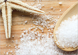 Положительный эффект при сухости кожи могут оказать ванны с морской солью
